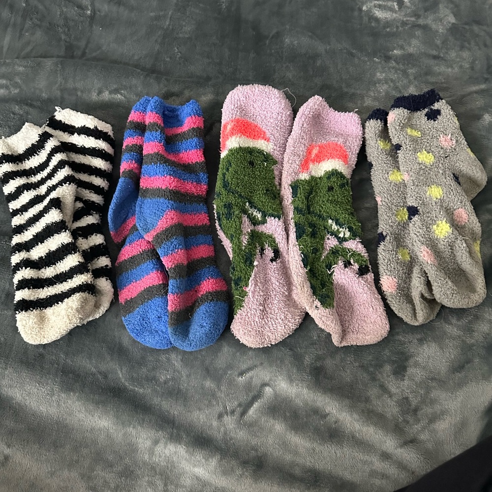 4 pairs fuzzy socks